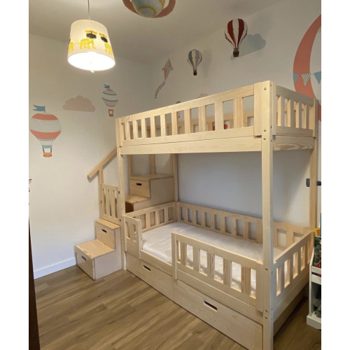 Køjeseng i træ med trappe